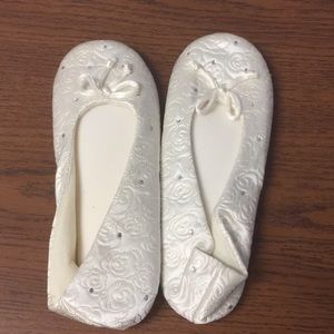 NWT Isotoner white slippers